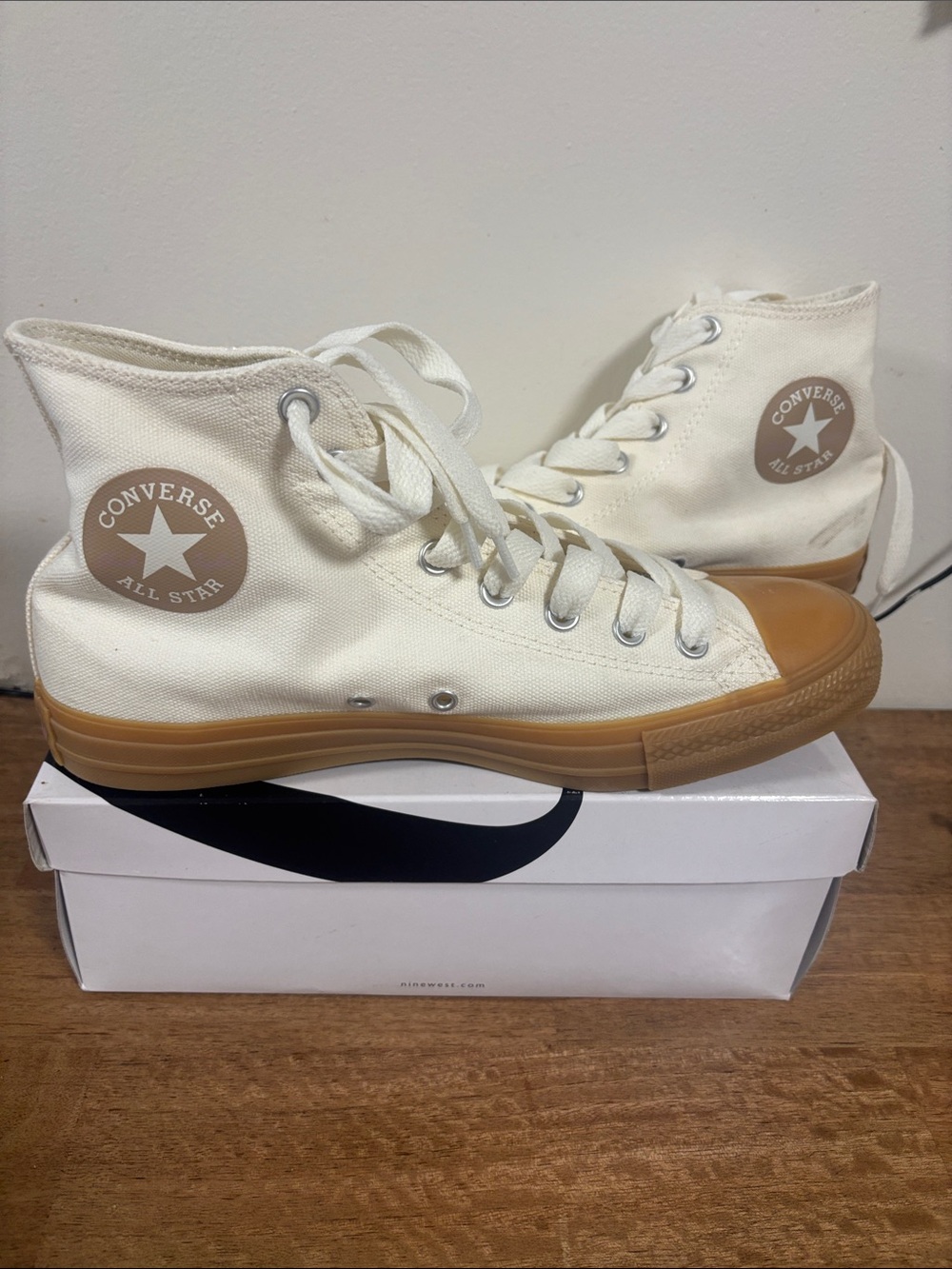 Converse chuck Taylor High Top Sneakers in Off-White Canvas . Size 9 new